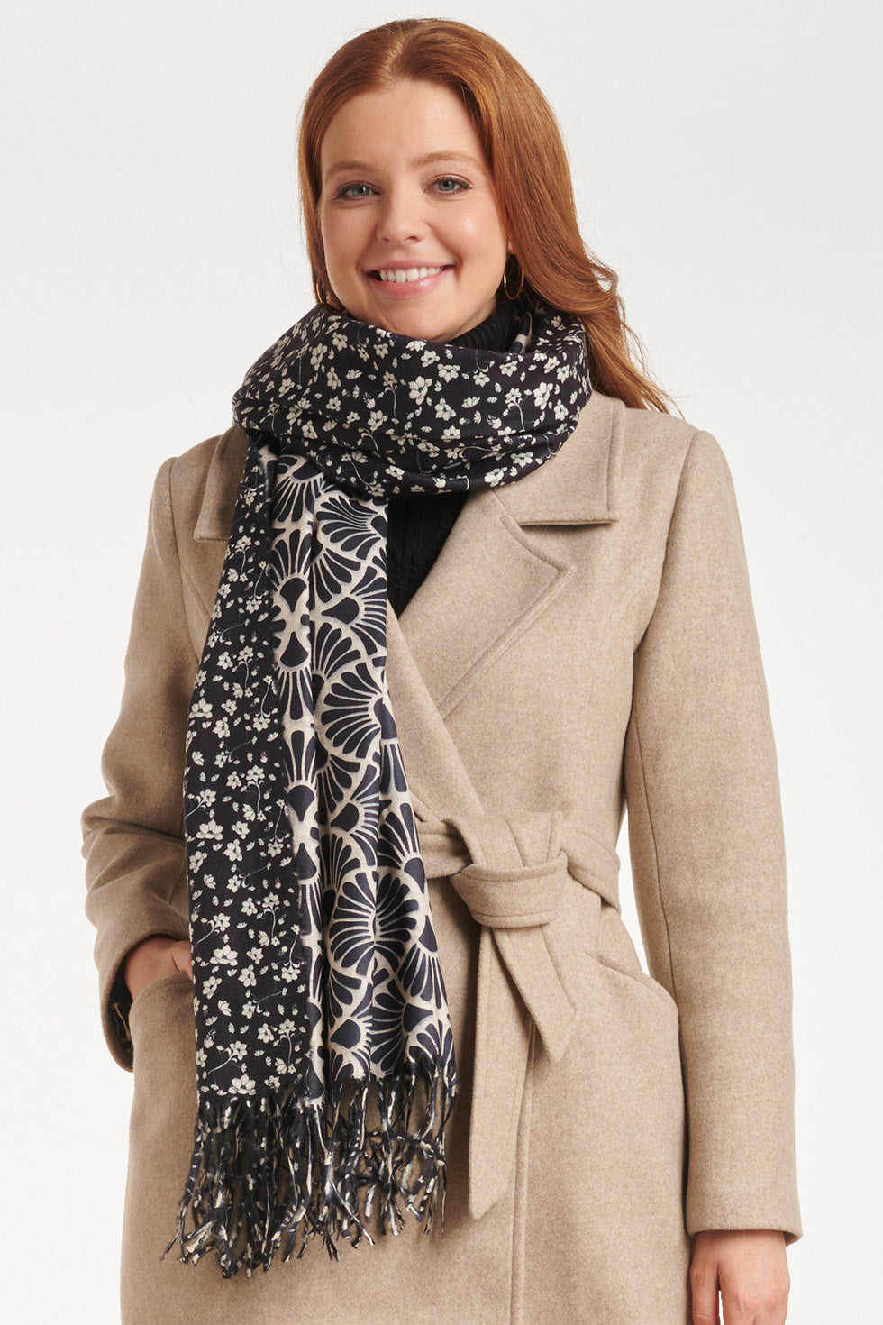 52204 Dubbelzijdige Geprinte Sjaal Met Grafische Printfijne Bloemen | Sand - Black