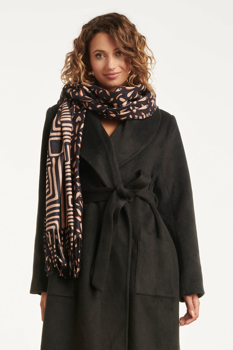 55302 Dubbelzijdige Sjaal Met OrnamentprInt in Zwart,Camel Een Goud | Black - Camel