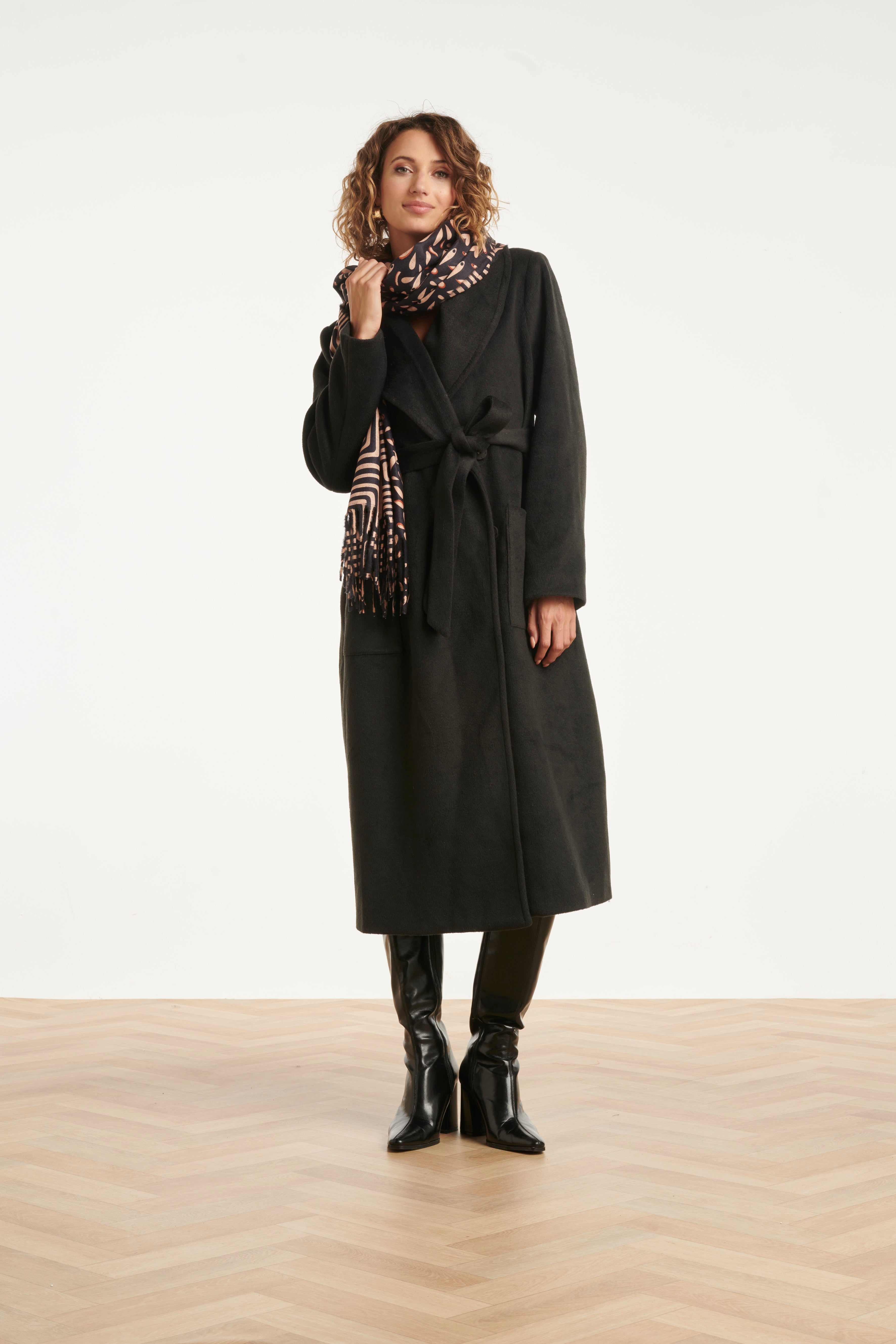 55302 Dubbelzijdige Sjaal Met OrnamentprInt in Zwart,Camel Een Goud | Black - Camel