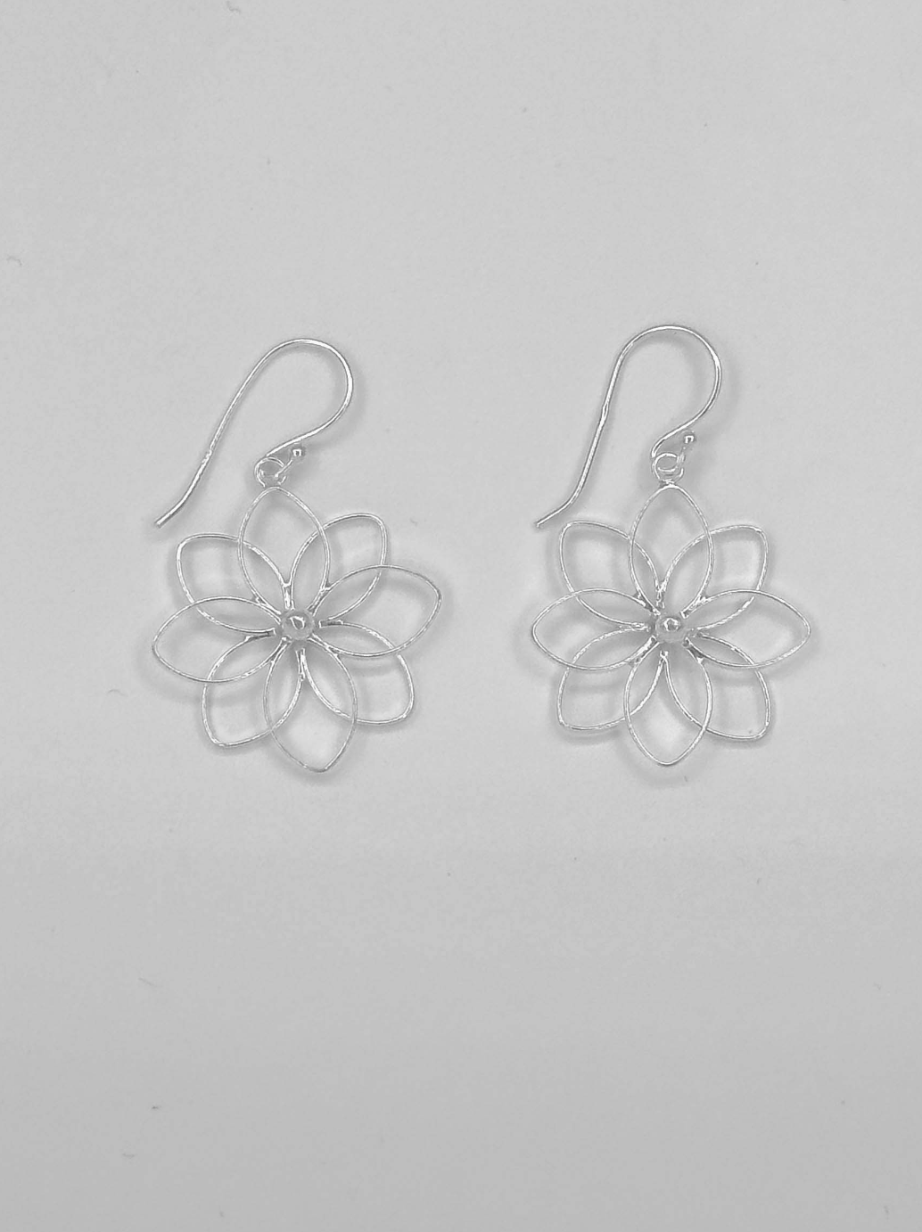 60016 En Overlap Bloem Oorbellen | Silver