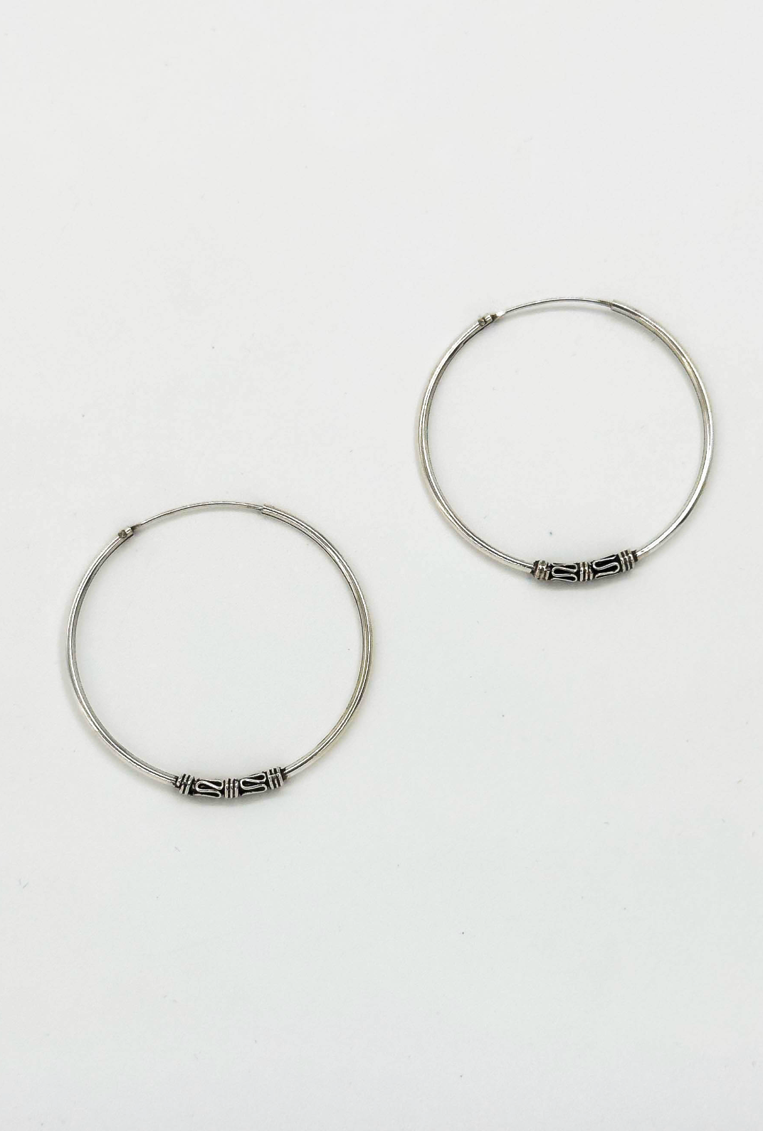 60029 Middelgrote En Bohemian Hoepel Oorbellen | Silver