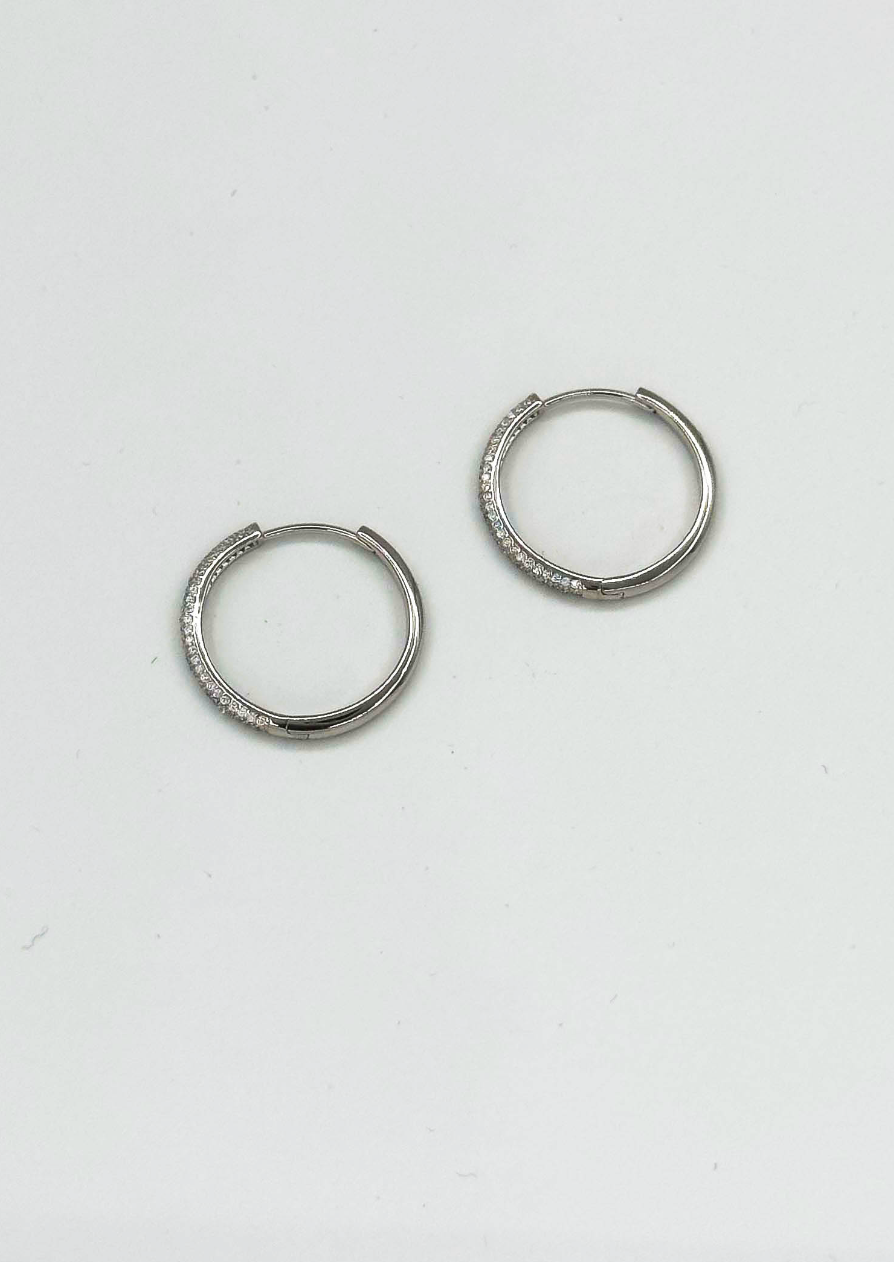 60064 En Glanzende Hoepeloorbellen Met Zirkonia Kristallen | Silver