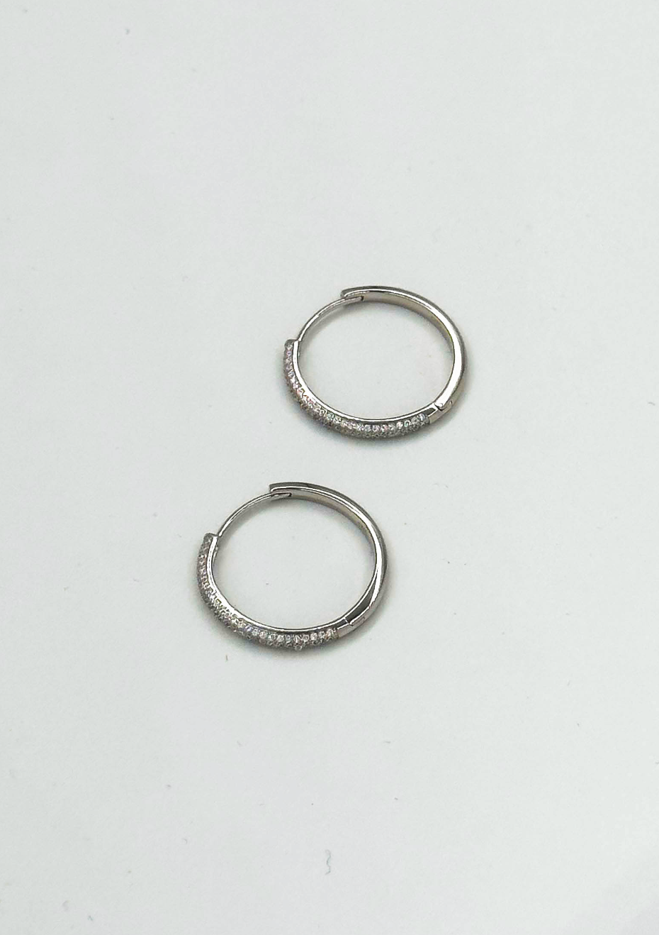 60064 En Glanzende Hoepeloorbellen Met Zirkonia Kristallen | Silver