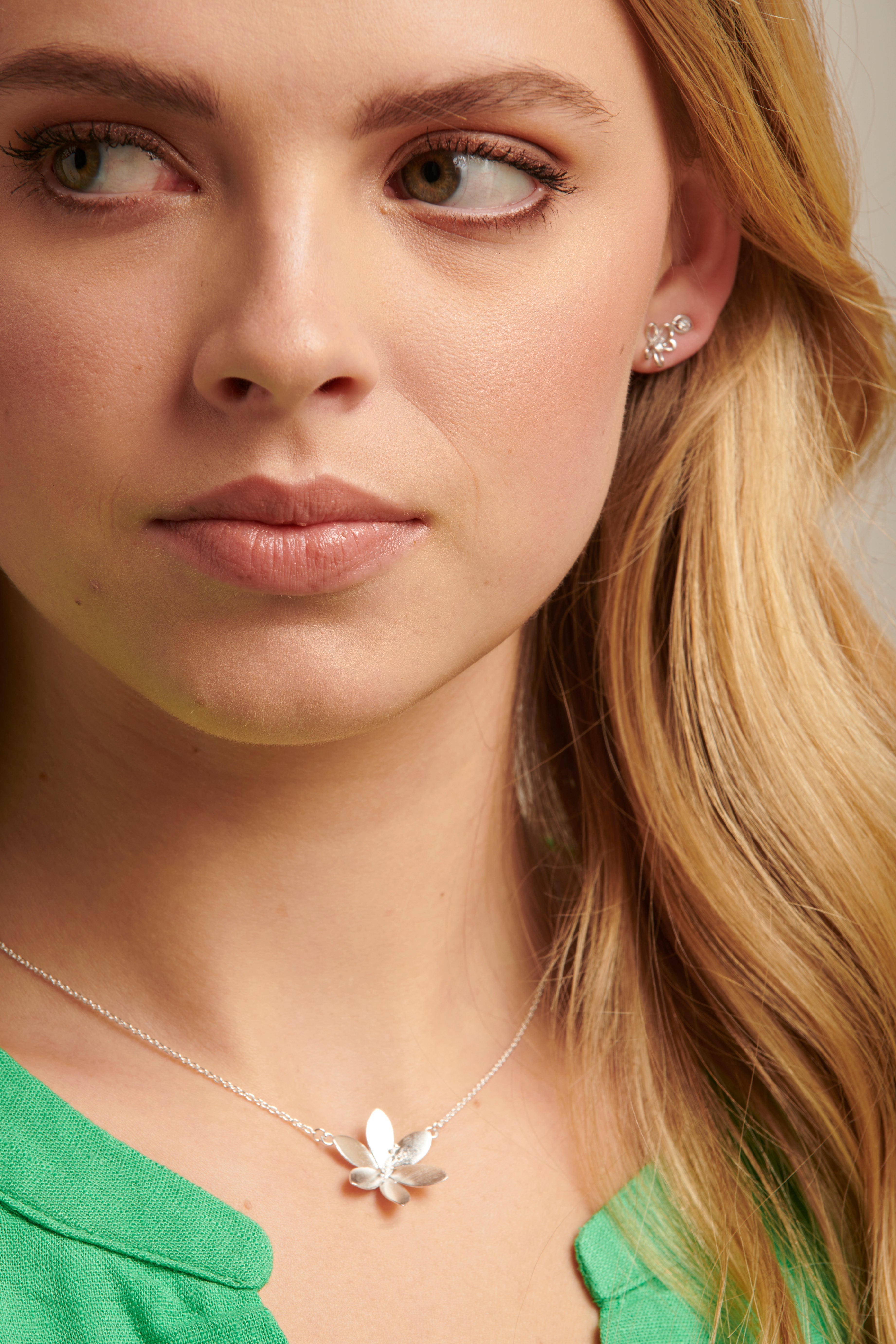 64003 Dunne En Ketting Met Gedetailleerde Bloemenkraal | Silver