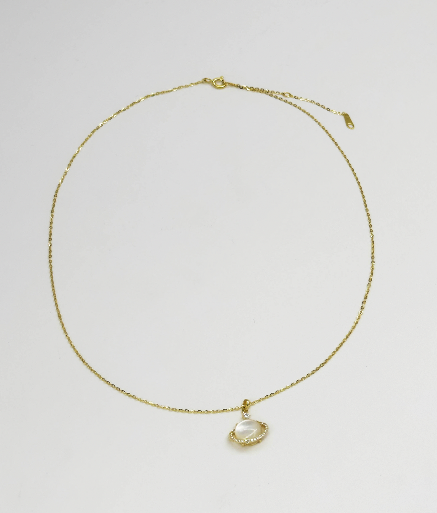 64038 Fijn En Vergulde Ketting Met Kattenoog Steen Saturnus Hanger | Gold