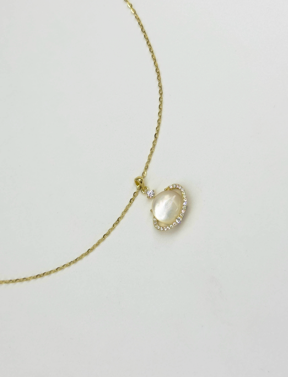 64038 Fijn En Vergulde Ketting Met Kattenoog Steen Saturnus Hanger | Gold