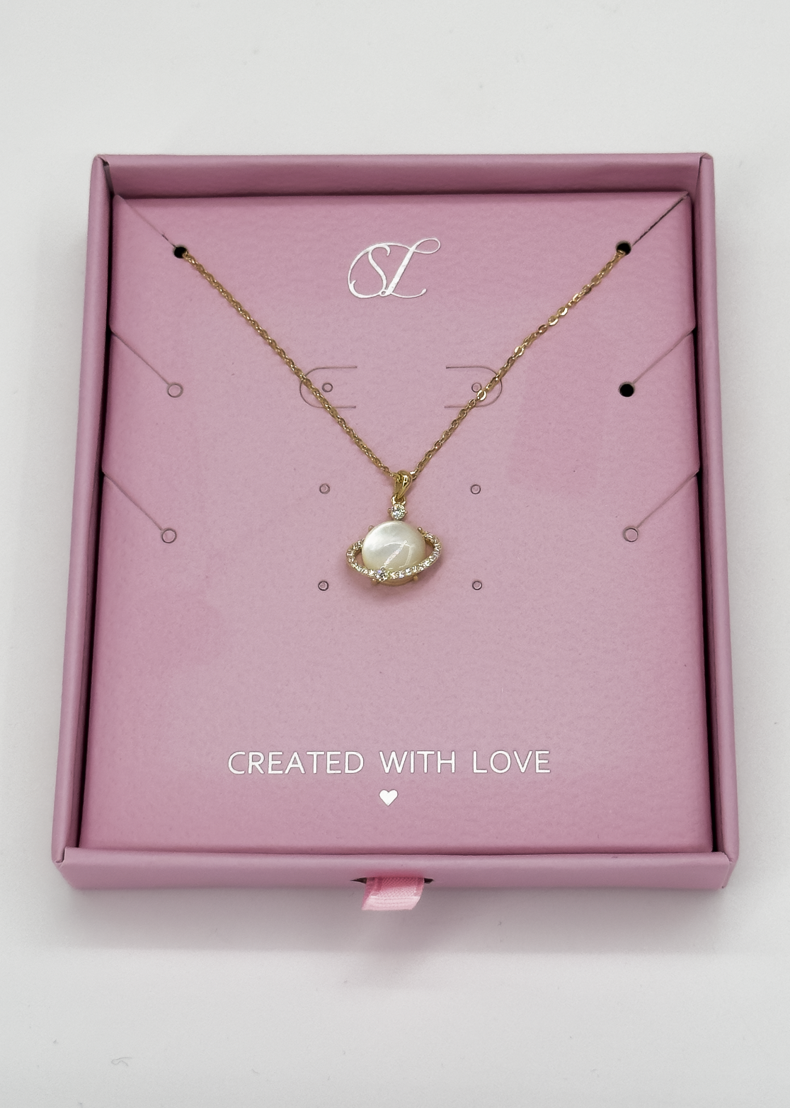 64038 Fijn En Vergulde Ketting Met Kattenoog Steen Saturnus Hanger | Gold