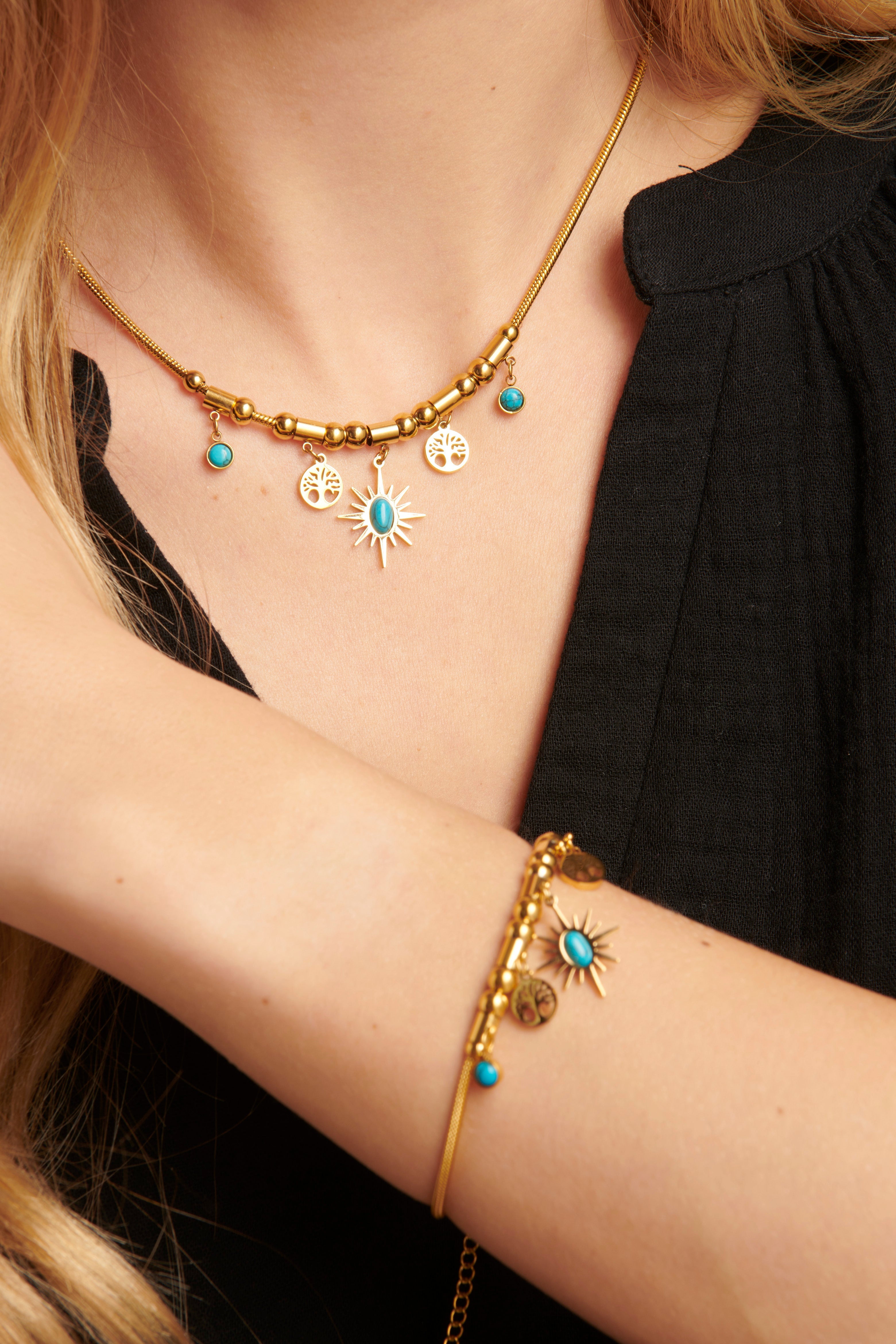 64043 Fijne Roestvrijstalen Ketting Met Bohemian Turquoise Hangers | Gold