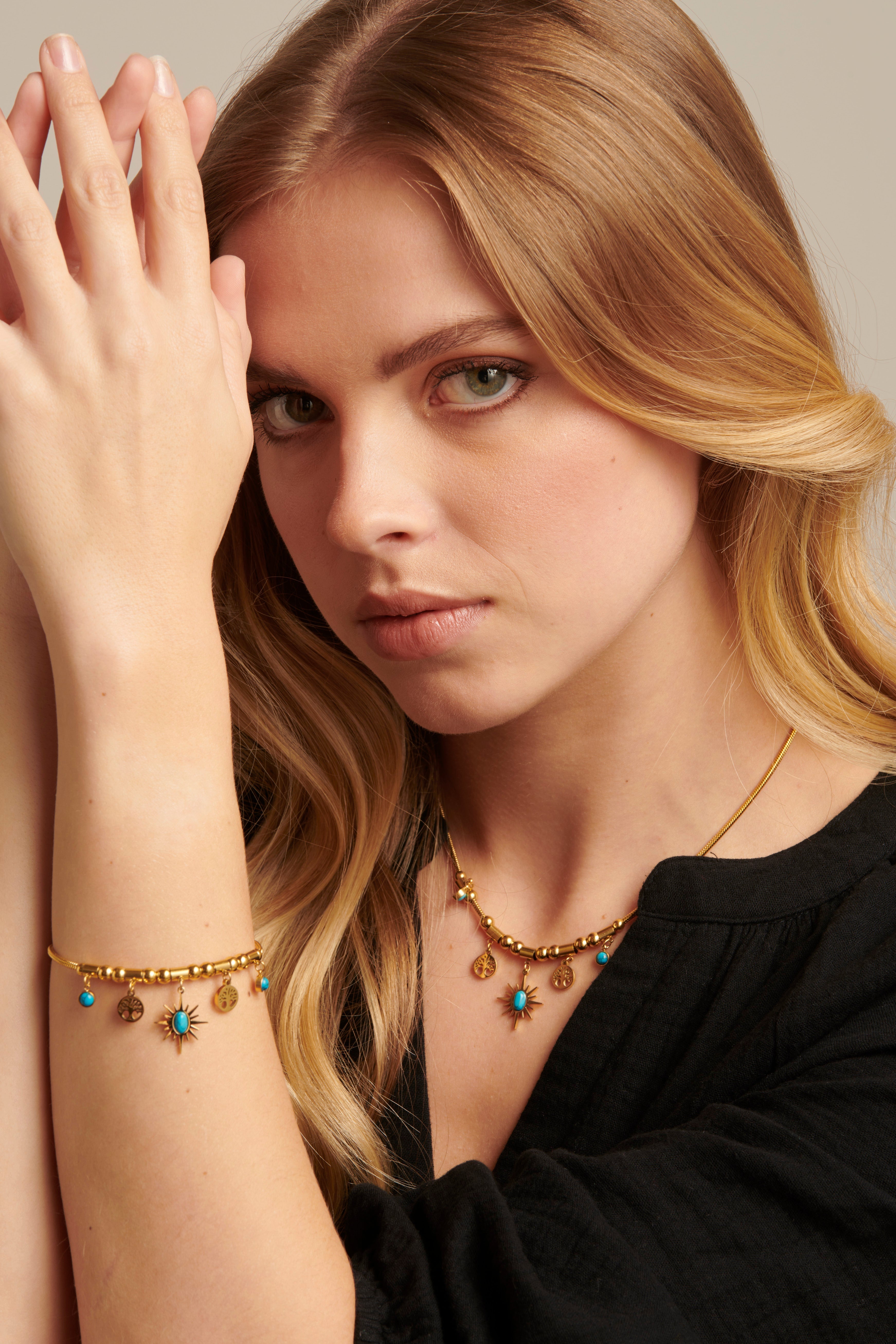 64043 Fijne Roestvrijstalen Ketting Met Bohemian Turquoise Hangers | Gold