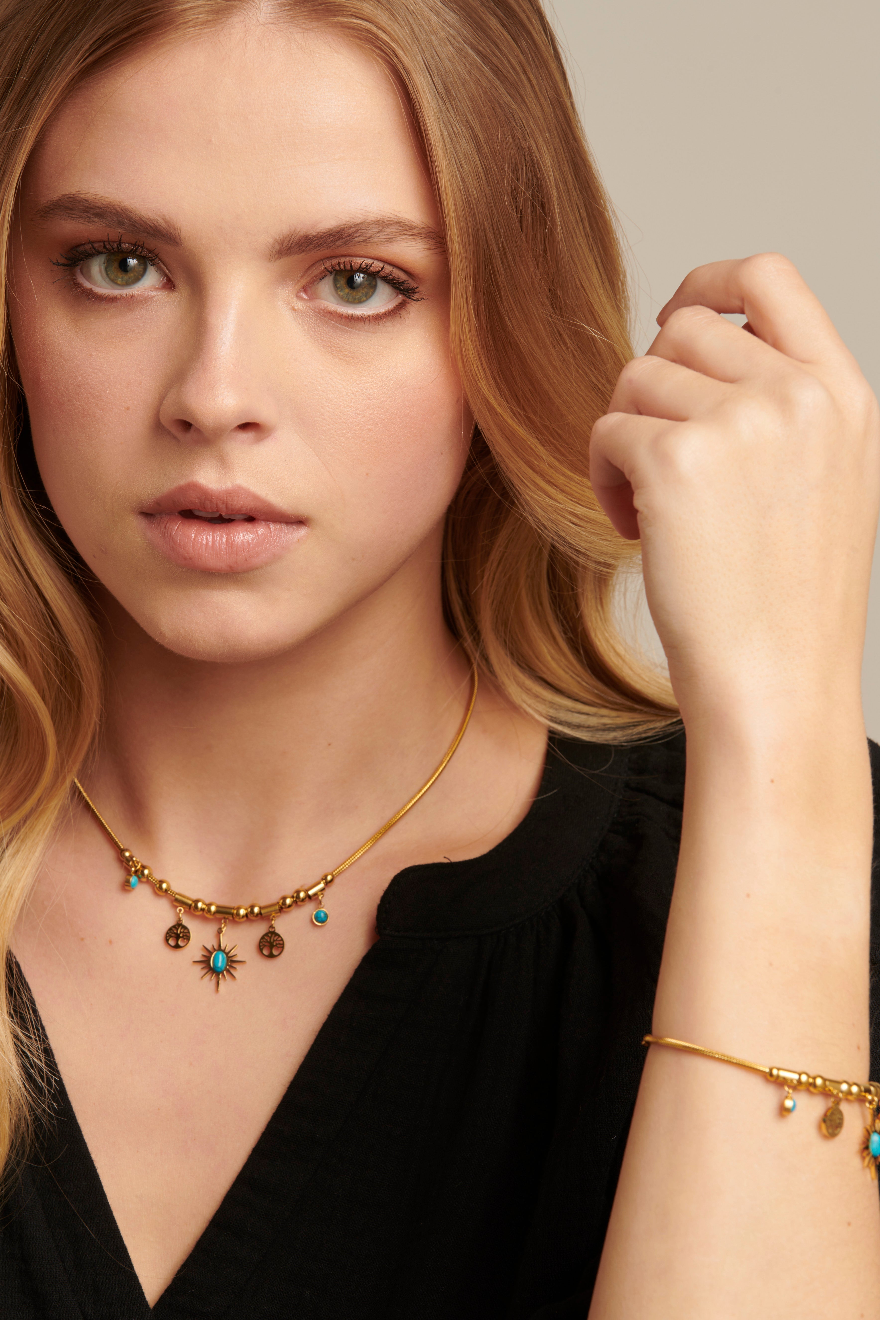 64043 Fijne Roestvrijstalen Ketting Met Bohemian Turquoise Hangers | Gold