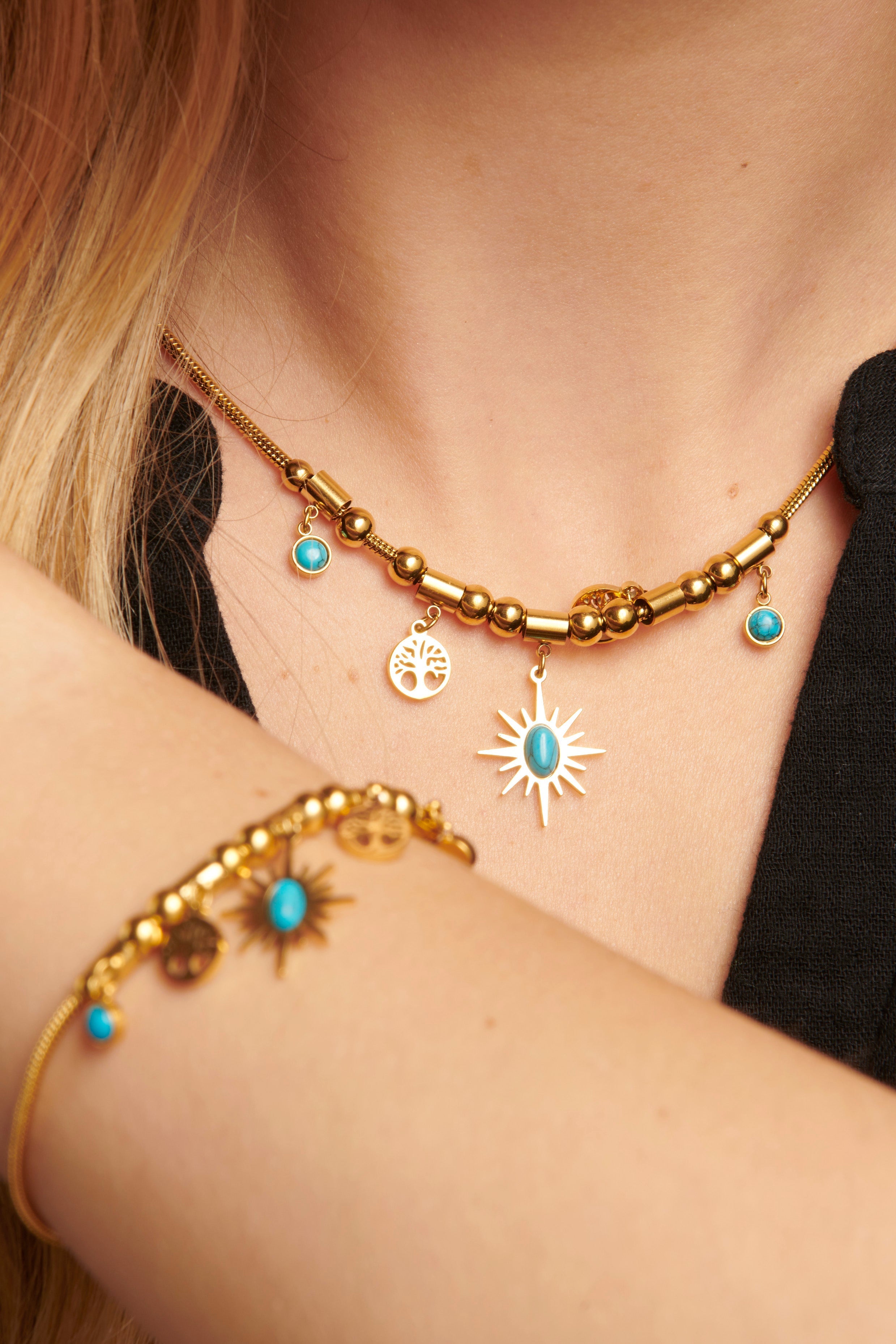 64043 Fijne Roestvrijstalen Ketting Met Bohemian Turquoise Hangers | Gold