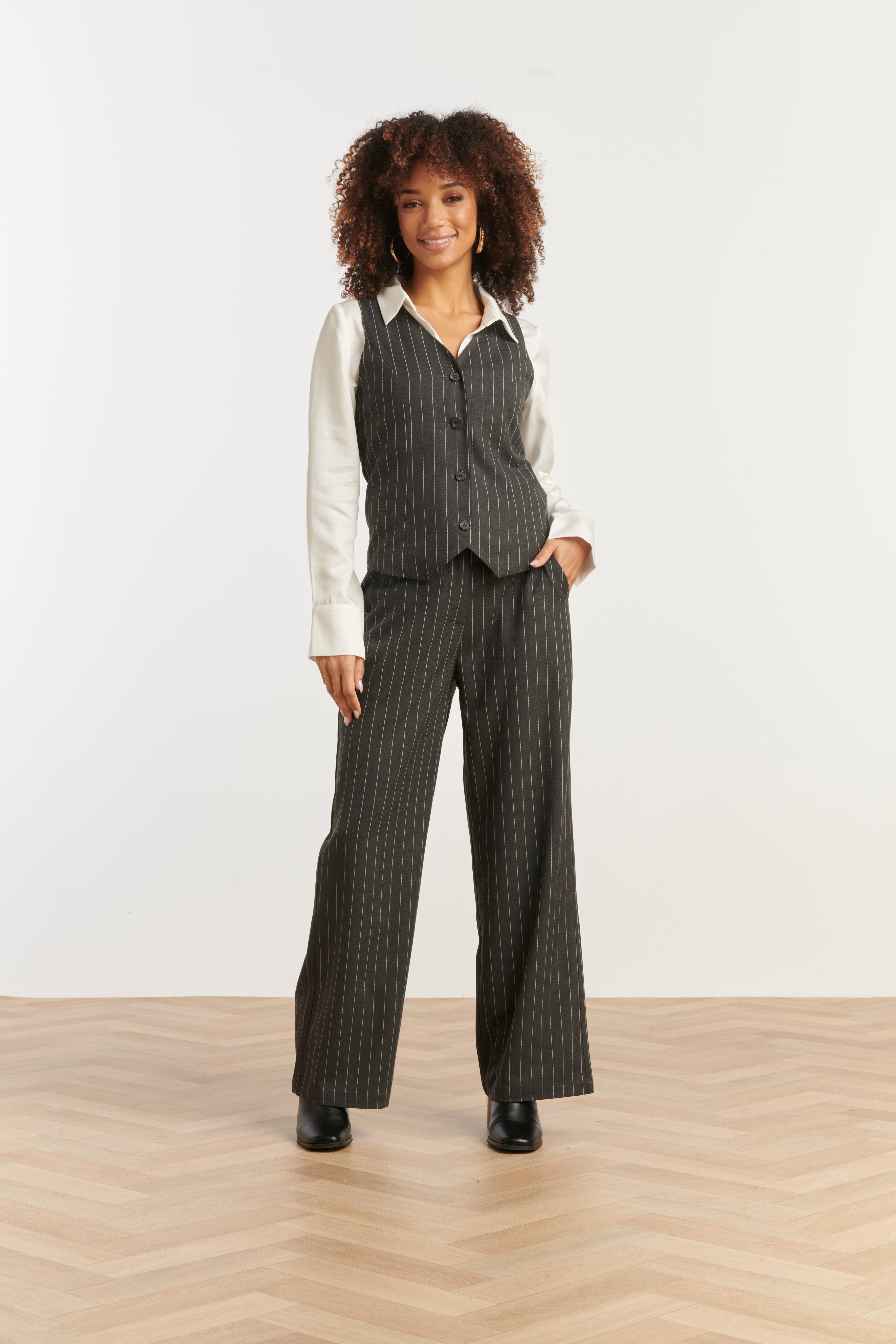 Modieus En Getailleerd Grijs En Wit Pinstriped Gilet | Grey - White