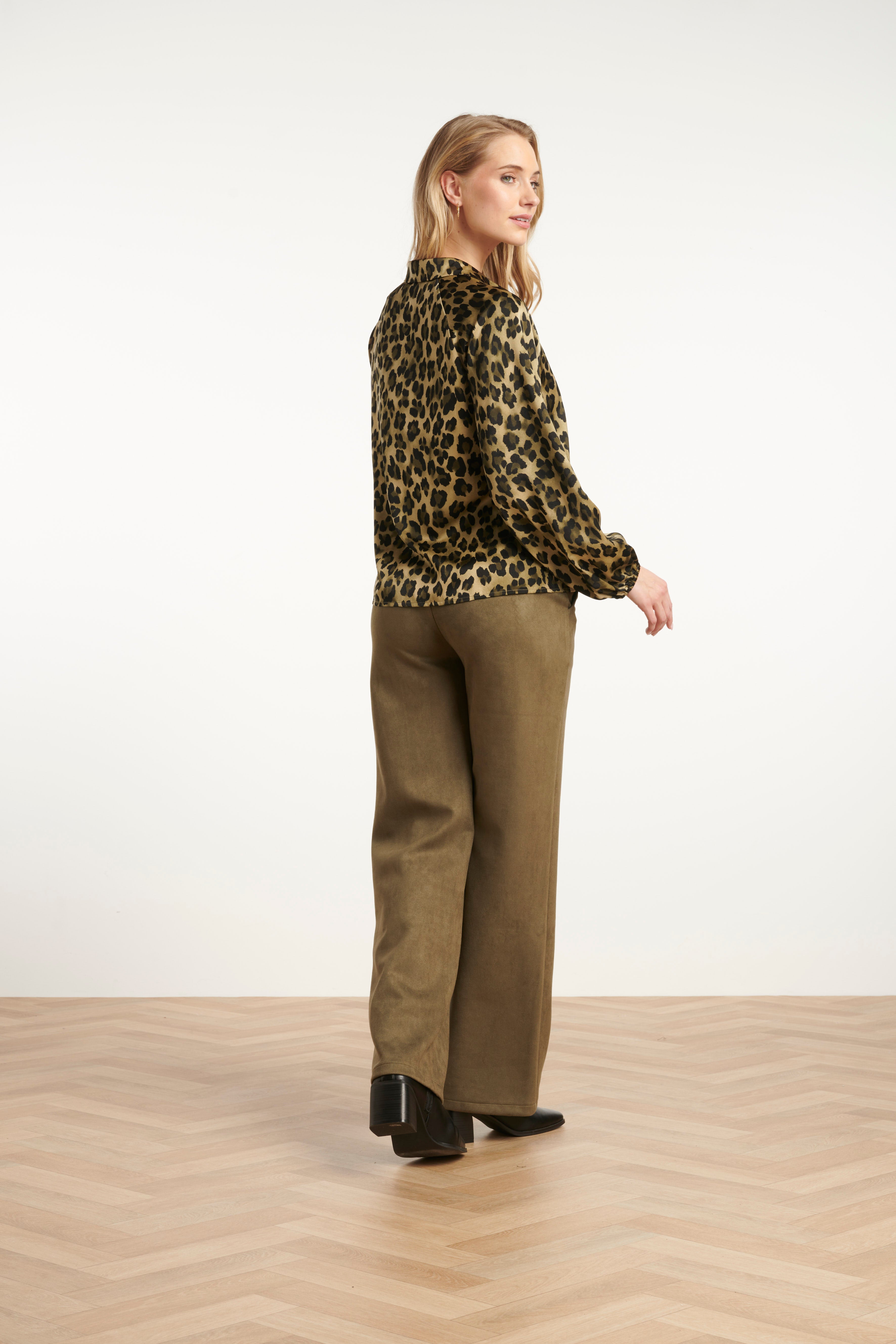 Satijnen Blouse met Luipaardprint en Pofmouwen in Army en Zwart | army-black