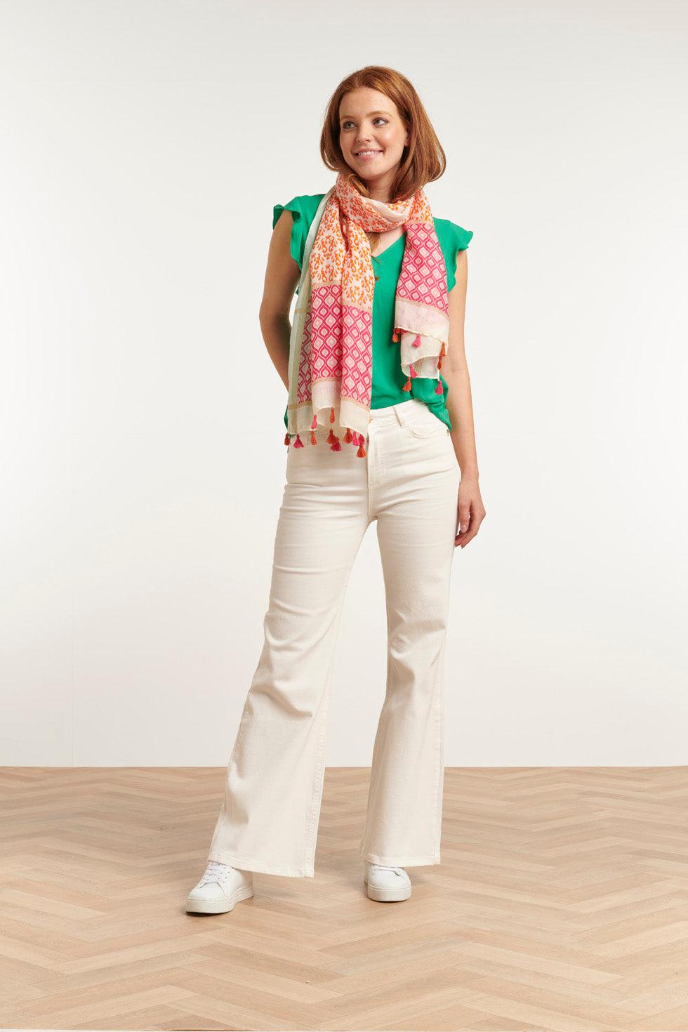 Zachte Trendy Sjaal In Een Roze Oranje Print