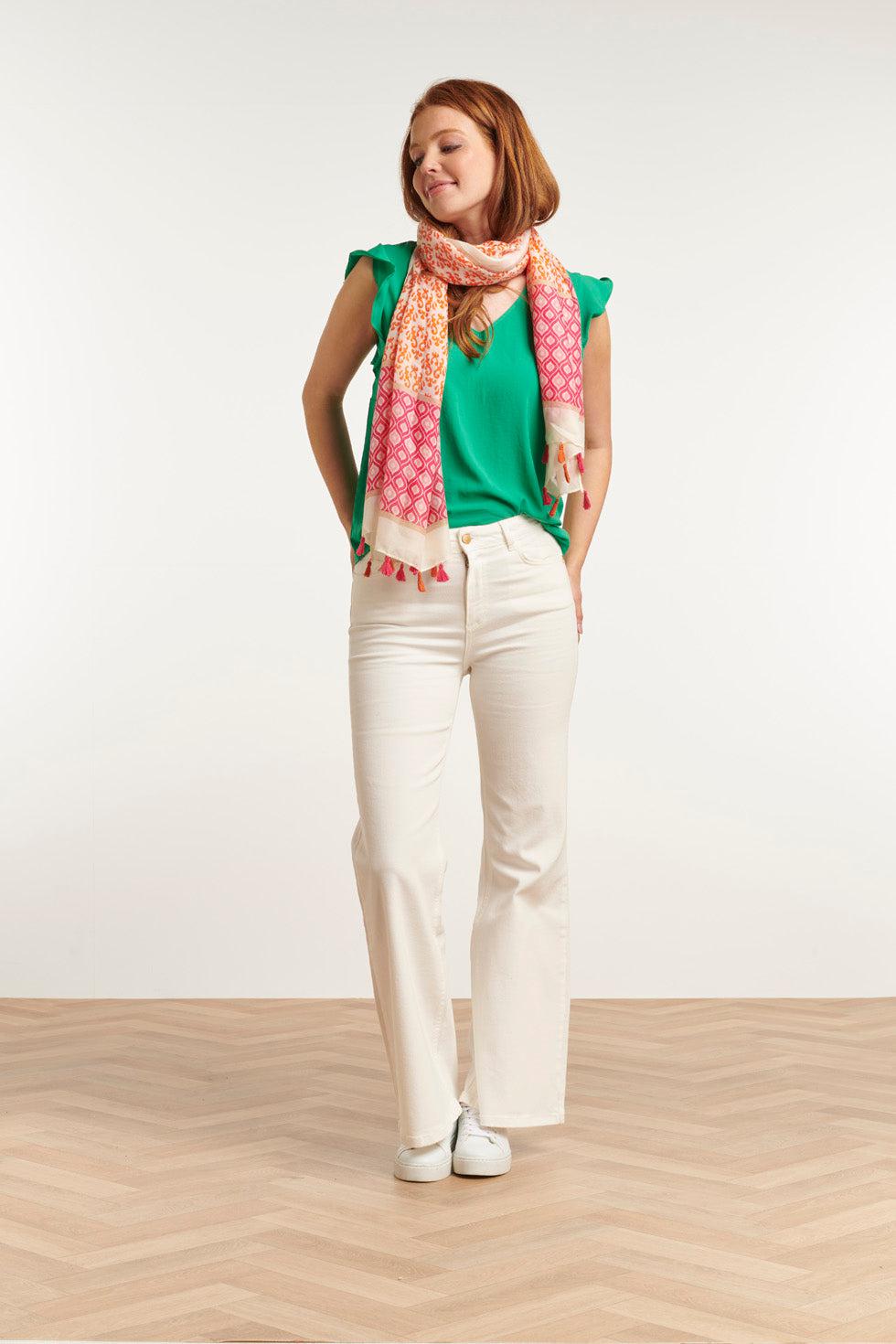 Zachte Trendy Sjaal In Een Roze Oranje Print