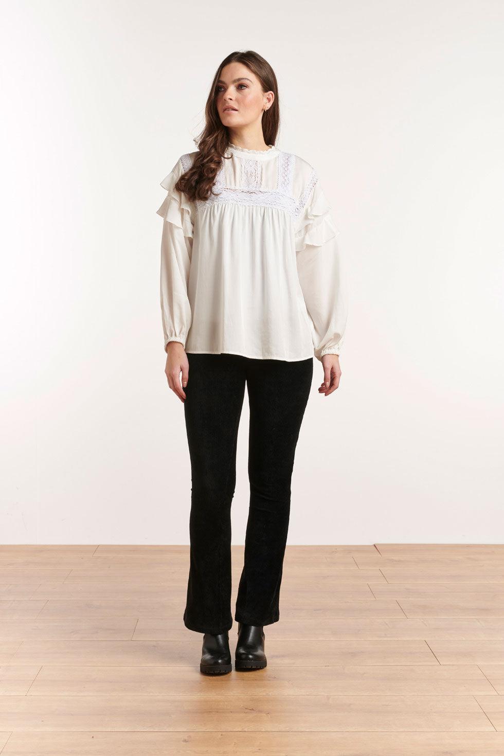 22581 Ruffle Top Lange Mouwen Kanten Details Wit