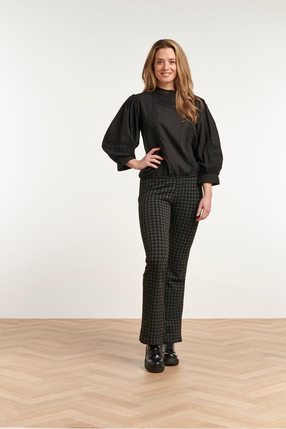 22732 Blouse Pofmouw Borduursel Zwart