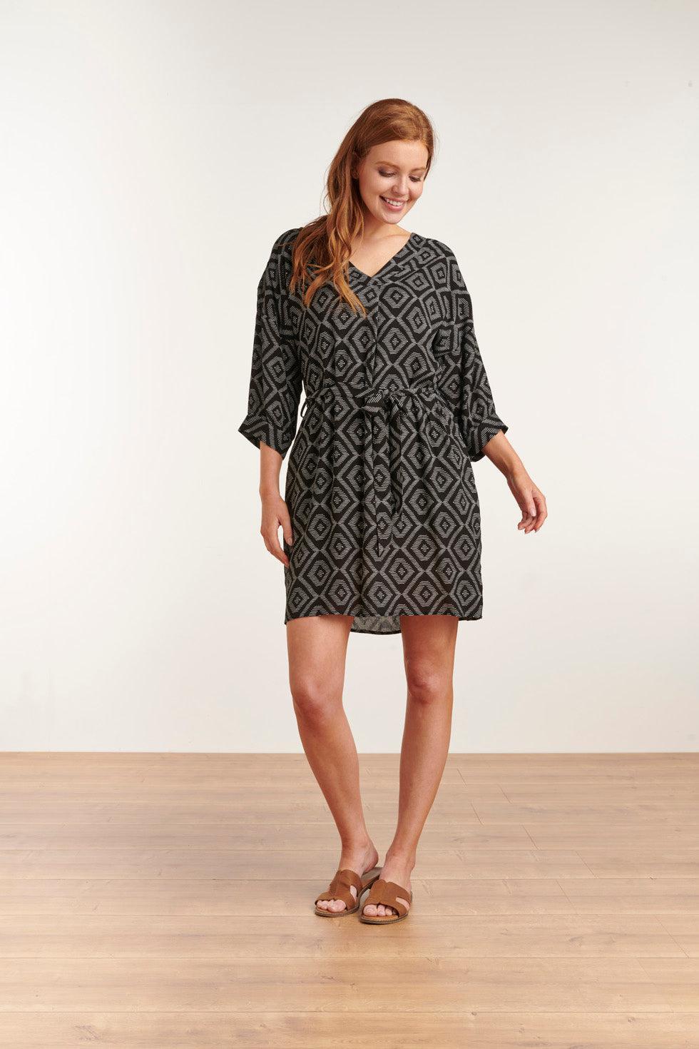 23012 Marscha Jurk Losvallen Met Driekwart Mouw | Black-White