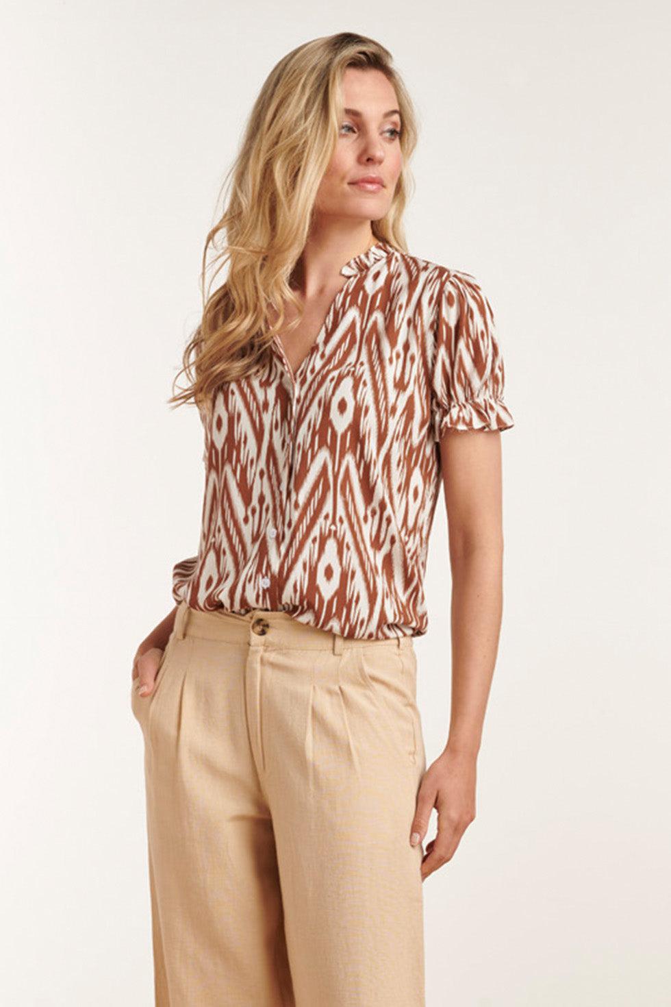 23015 Stijlvolle Losvallende Top Met Aztec-Printv-Hals - / Alianne Top | White-Brown