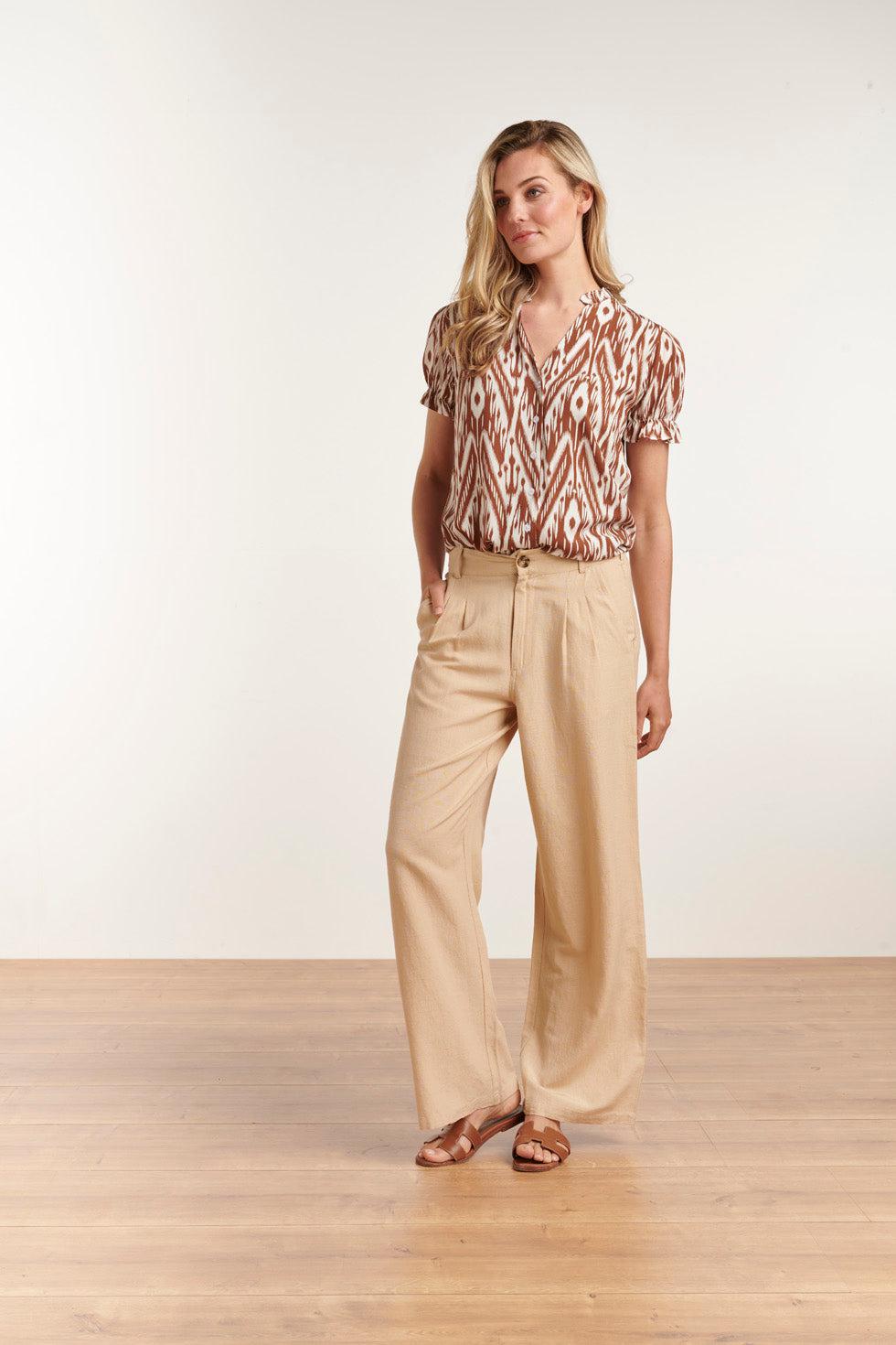 23015 Stijlvolle Losvallende Top Met Aztec-Printv-Hals - / Alianne Top | White-Brown