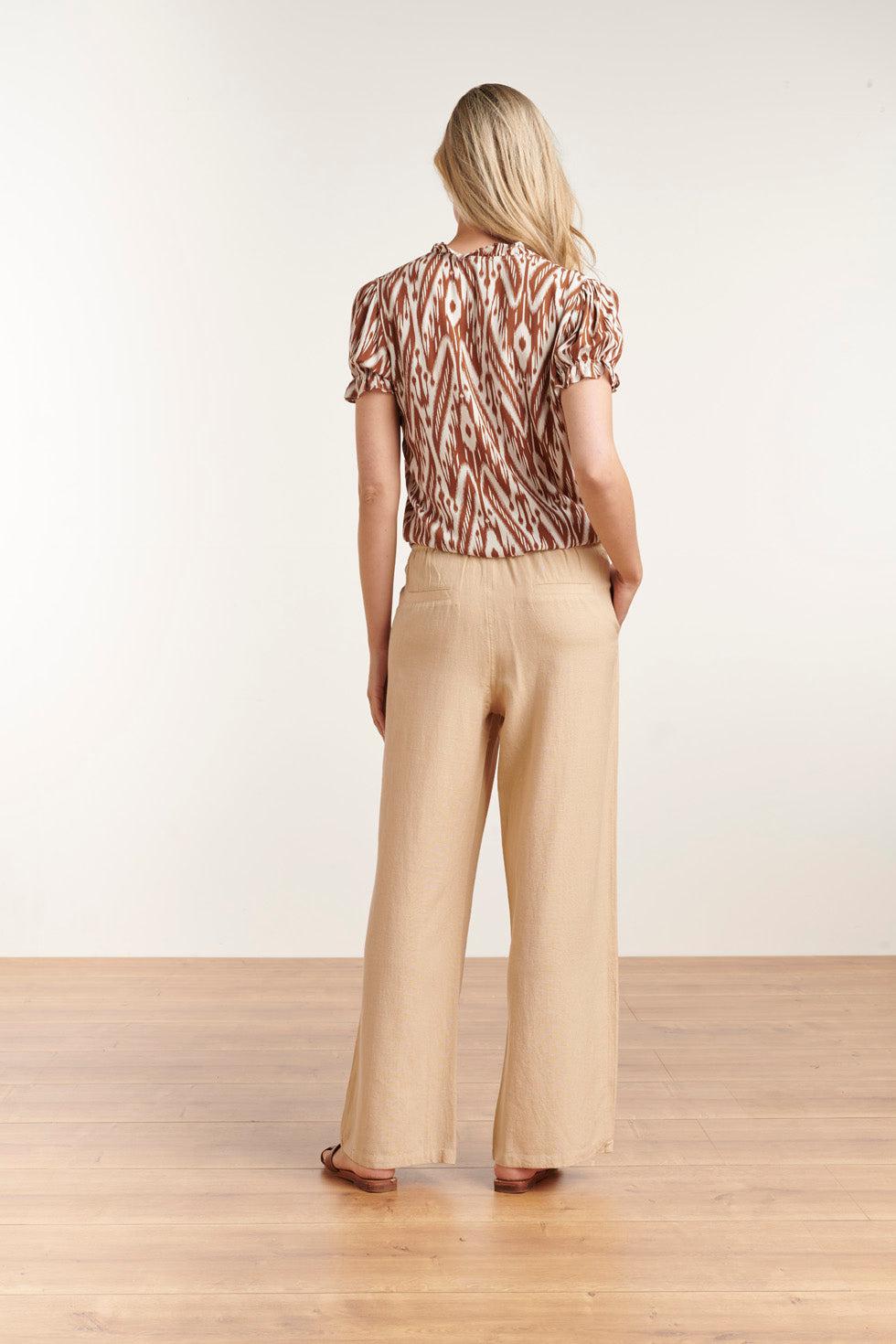 23015 Stijlvolle Losvallende Top Met Aztec-Printv-Hals - / Alianne Top | White-Brown
