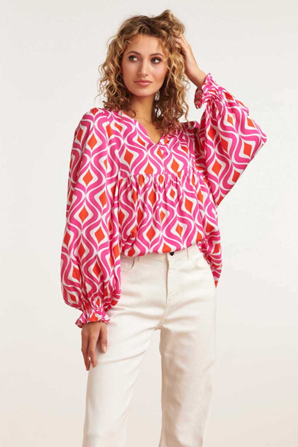 23141 Modieuze Top Met V-Halslijnretroprint | White-Fuchsia