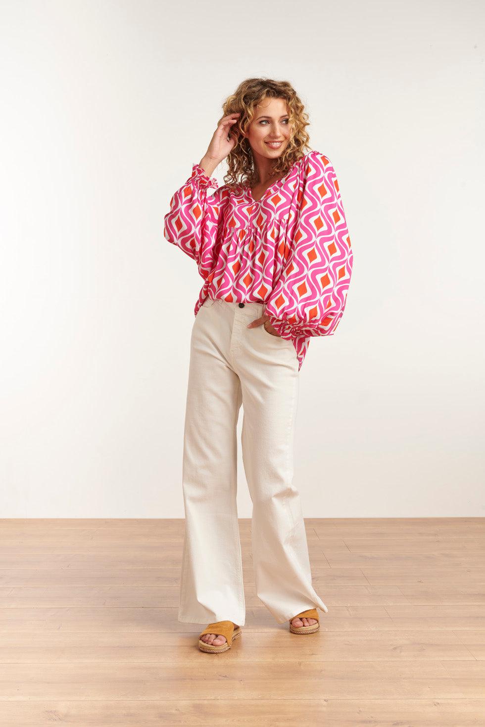 23141 Modieuze Top Met V-Halslijnretroprint | White-Fuchsia