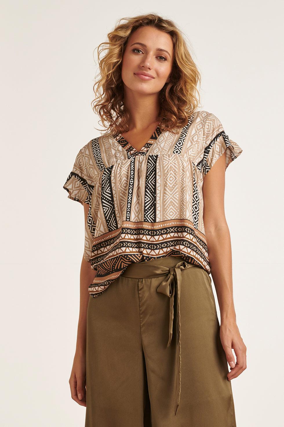 23341 Zomer Top V-Hals, Korte Mouwen, 100% Rayon Ecovero | Sand-Black White