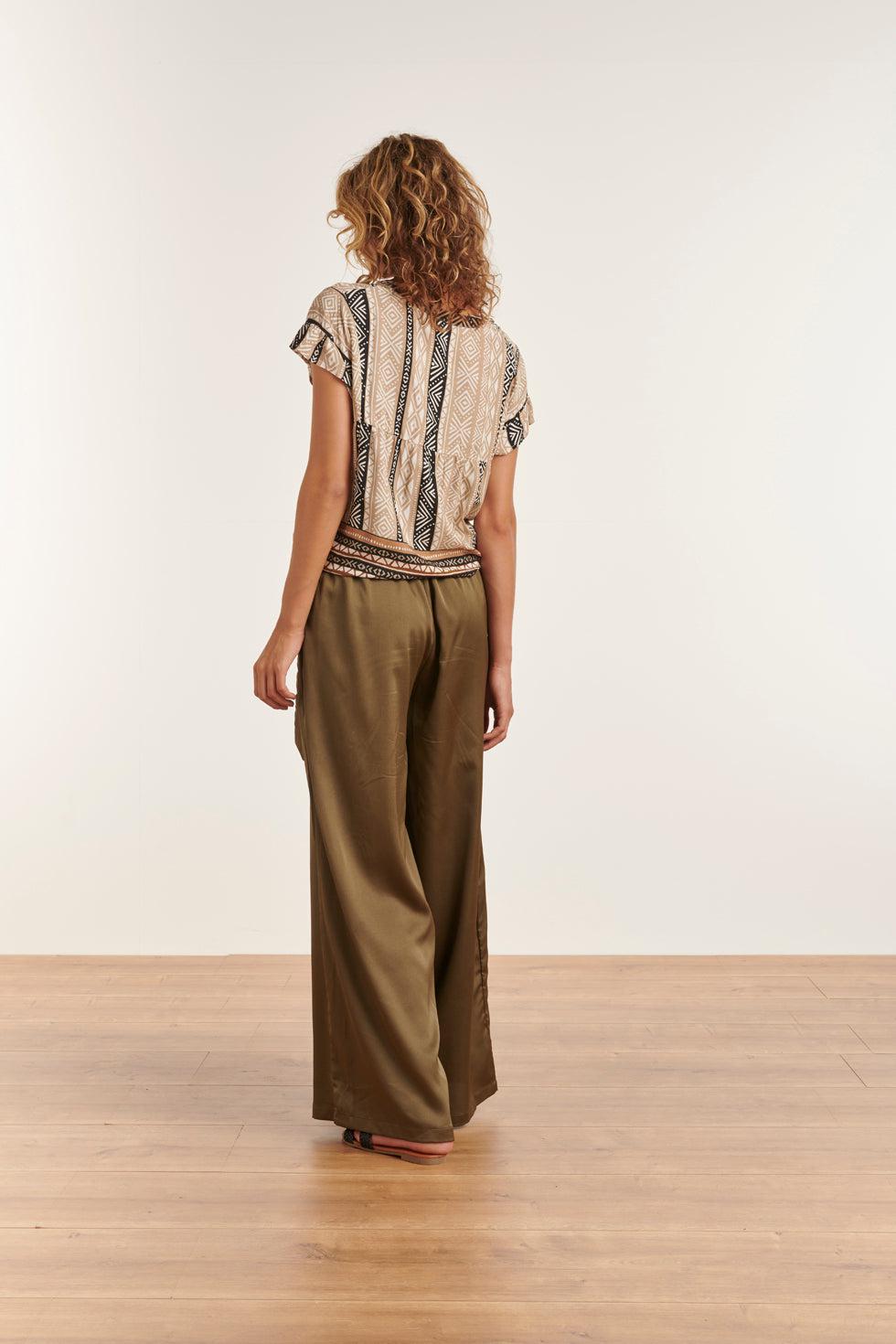 23341 Zomer Top V-Hals, Korte Mouwen, 100% Rayon Ecovero | Sand-Black White
