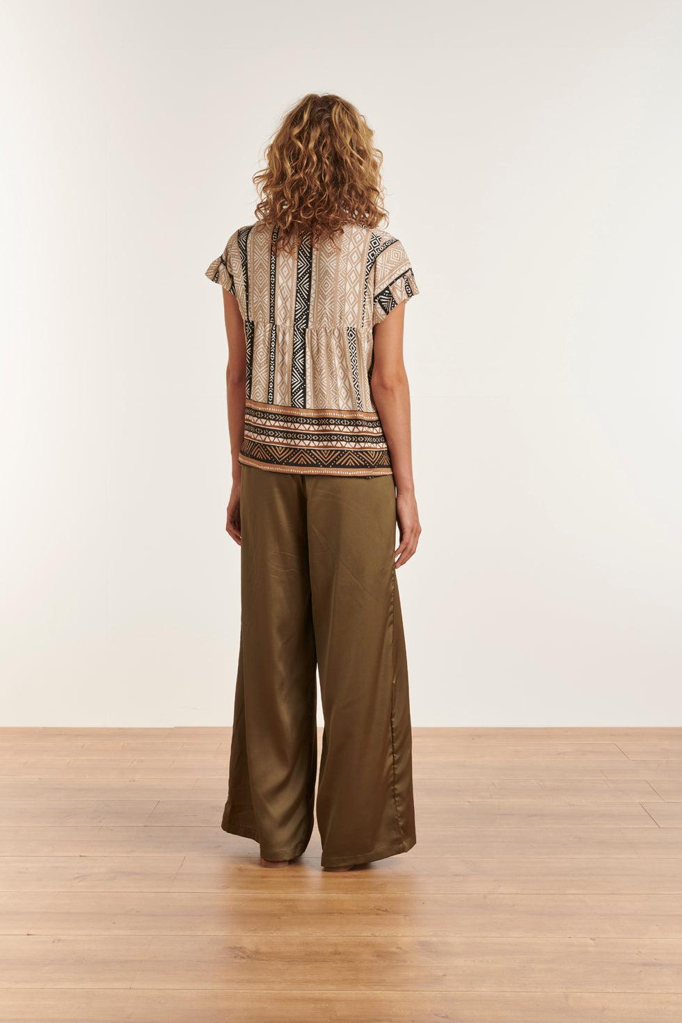 23341 Zomer Top V-Hals, Korte Mouwen, 100% Rayon Ecovero | Sand-Black White
