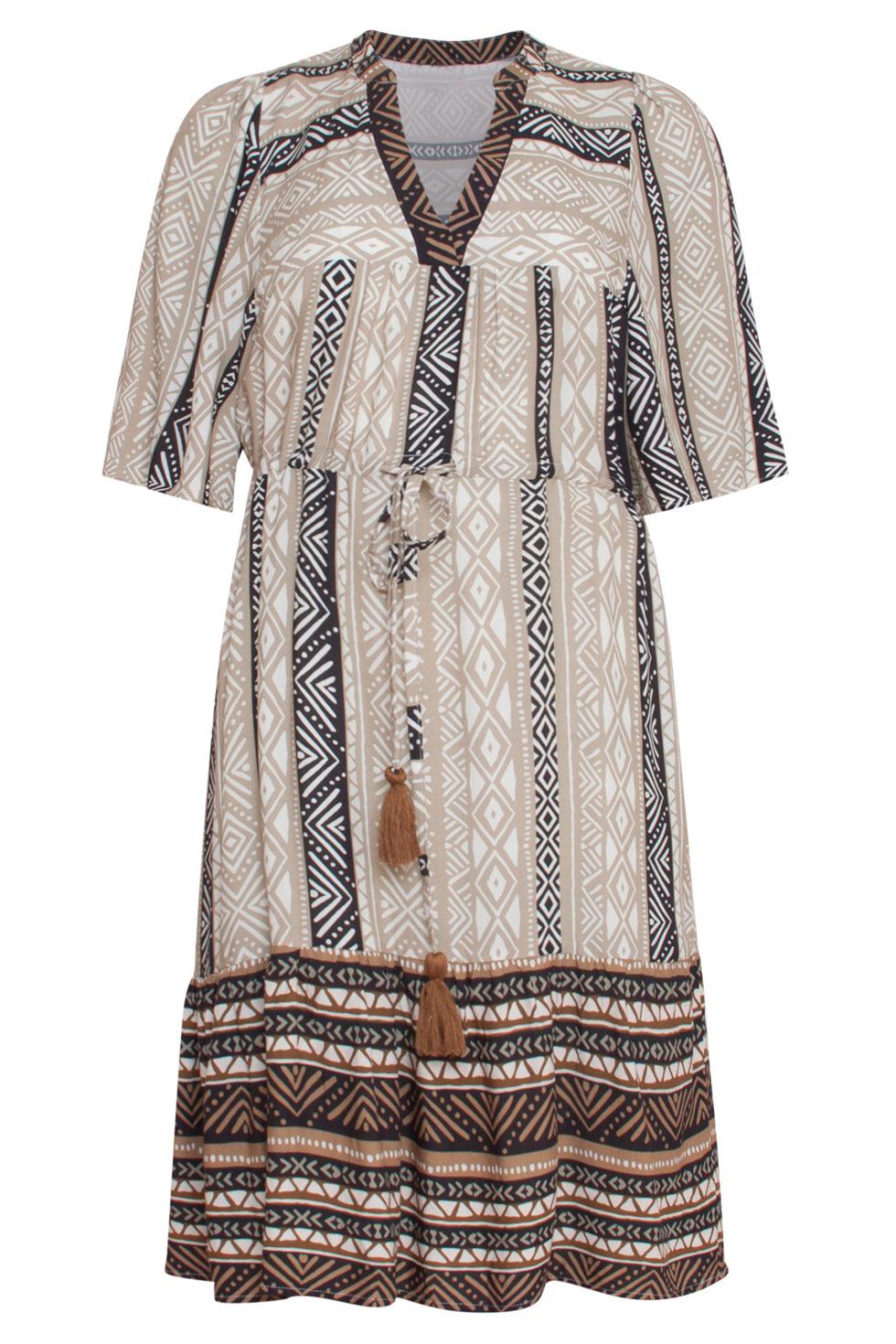 23342 Zomerjurk Met Grafische Printbeige// 100% Rayon Ecovero | Sand-Black White