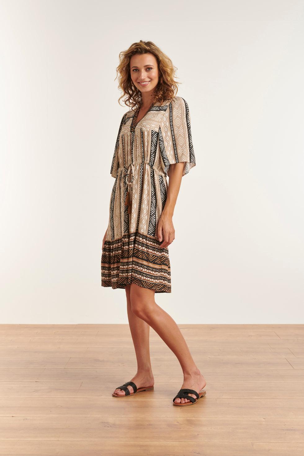 23342 Zomerjurk Met Grafische Printbeige// 100% Rayon Ecovero | Sand-Black White