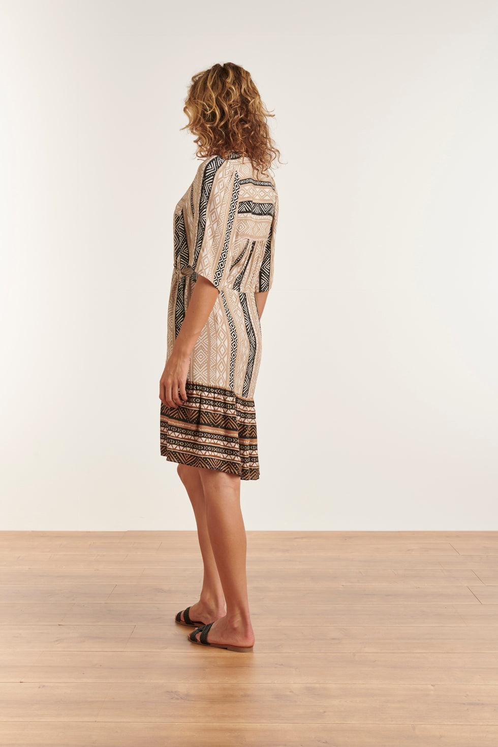 23342 Zomerjurk Met Grafische Printbeige// 100% Rayon Ecovero | Sand-Black White