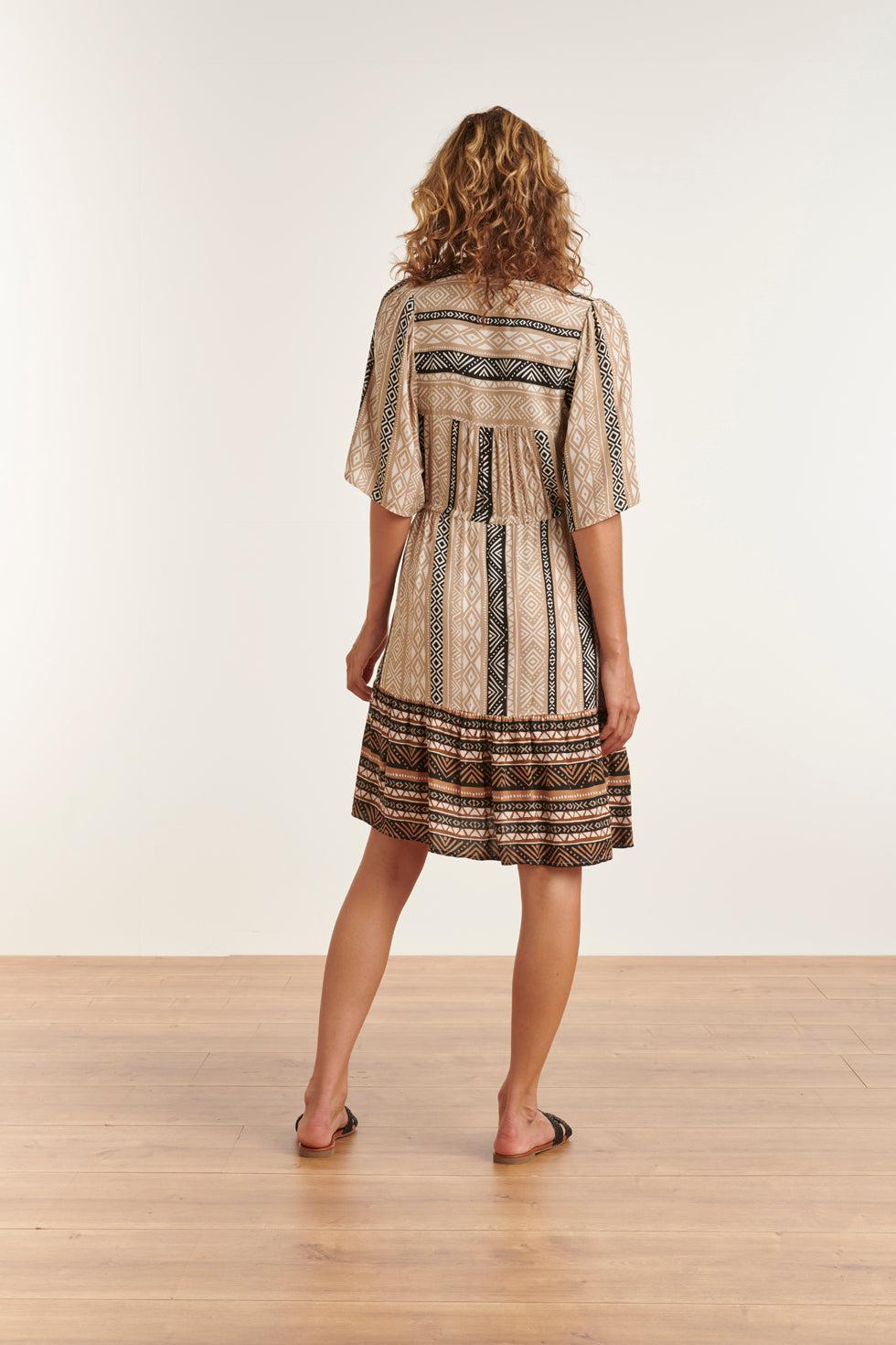 23342 Zomerjurk Met Grafische Printbeige// 100% Rayon Ecovero | Sand-Black White