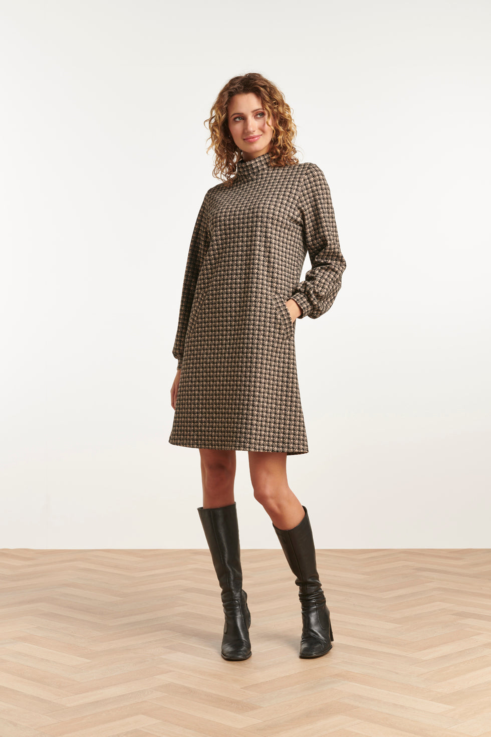 23513 Dames Midi Jurk Met Col Vintage Print | Black - Sand
