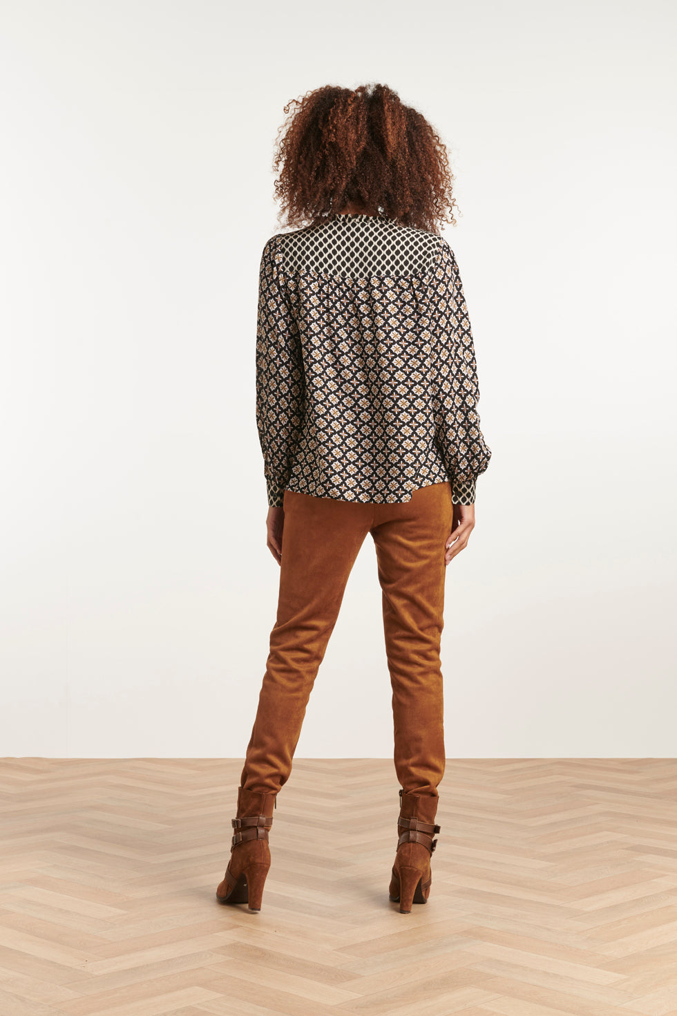 23521 Dames Losvallende Top Met Dubbele Sierprint | Black White - Muticolour