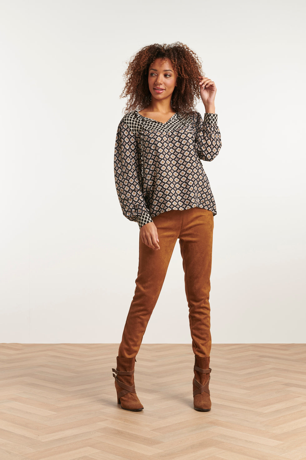 23521 Dames Losvallende Top Met Dubbele Sierprint | Black White - Muticolour