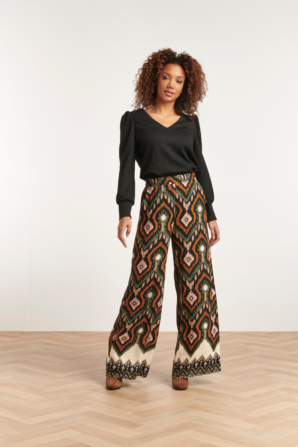 23527 Dames Rechte Wijde Broek Met Opvallende Tribal Print | Black - Muticolour