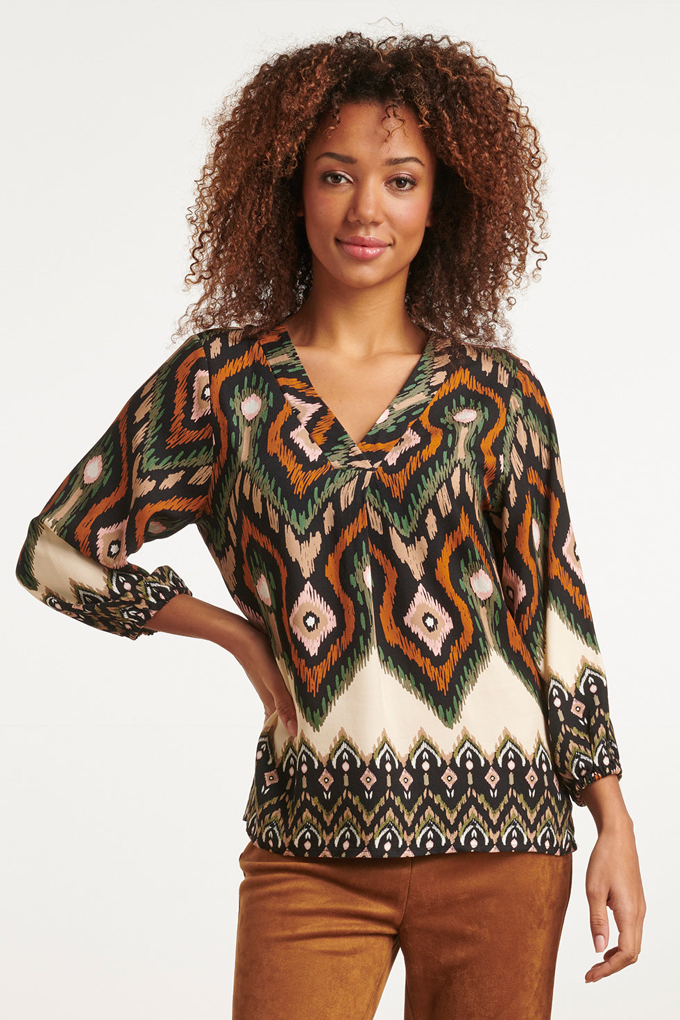 23528 Dames Klassieke V-Hals Top Met Opvallende Tribal Print | Black - Muticolour
