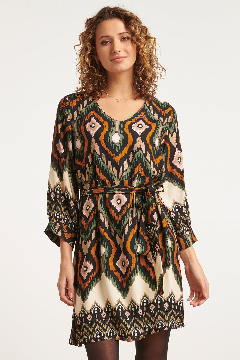 23529 Dames Klassieke V-Hals Jurk Met Riemopvallende Tribal Print | Blackwhite
