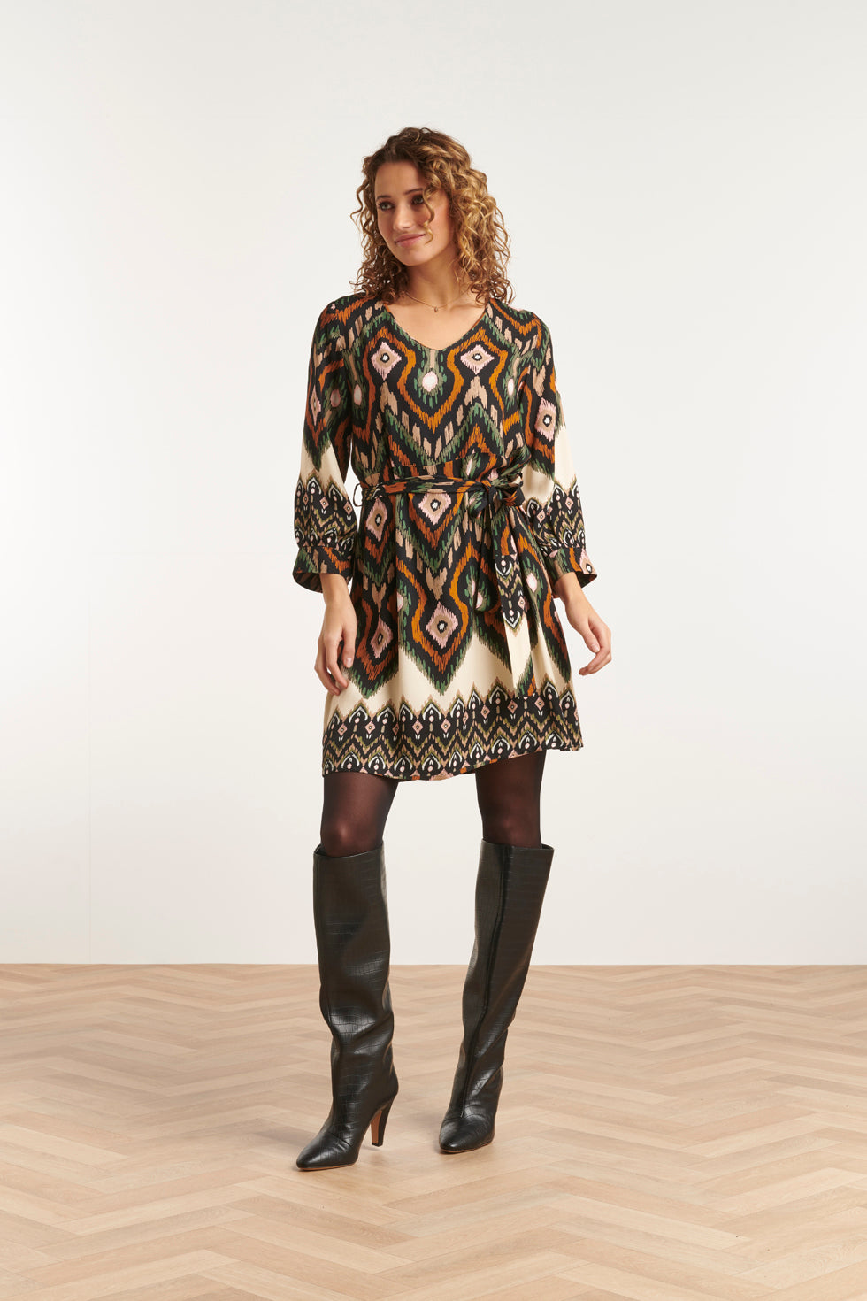 23529 Dames Klassieke V-Hals Jurk Met Riemopvallende Tribal Print | Blackwhite