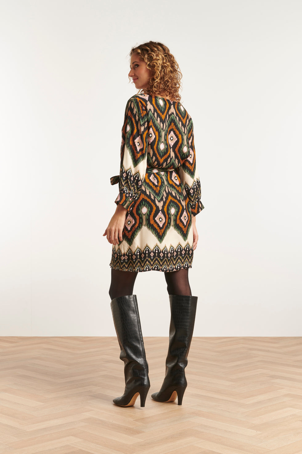 23529 Dames Klassieke V-Hals Jurk Met Riemopvallende Tribal Print | Blackwhite