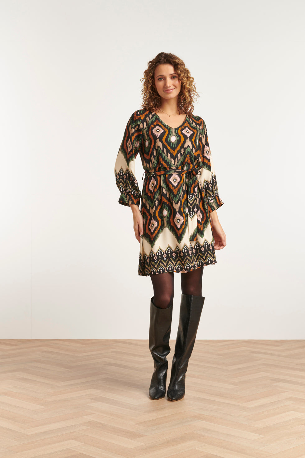 23529 Dames Klassieke V-Hals Jurk Met Riemopvallende Tribal Print | Blackwhite