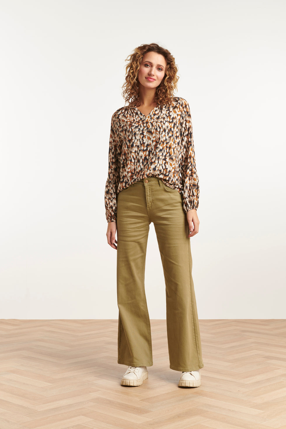 23533 Dames Chique V-Hals Top Met Abstract Animal Print | Blackwhite