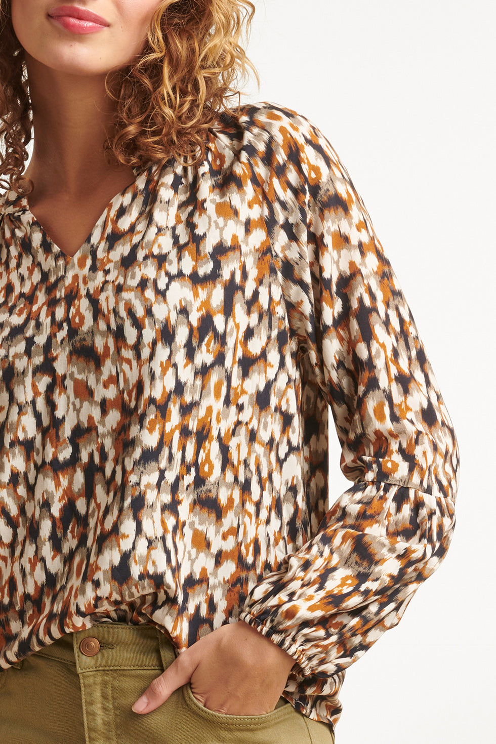 23533 Dames Chique V-Hals Top Met Abstract Animal Print | Blackwhite