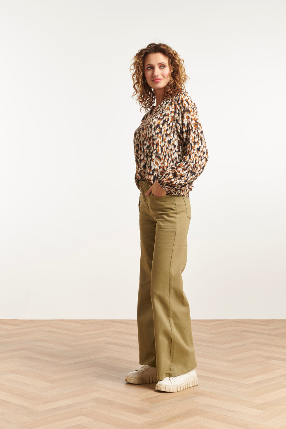 23533 Dames Chique V-Hals Top Met Abstract Animal Print | Blackwhite