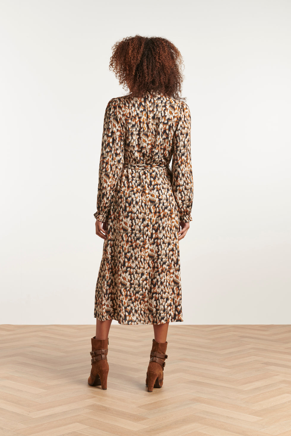 23534 Dames Maxi Overhemdjurk Met Cutlines Neutraal Abstract Animal Print | Blackwhite