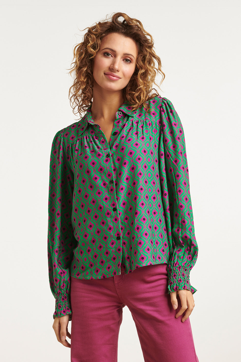23535 Dames Doorknoopblouse Met PofmouwenAbstract Ornamenteel Print | Purple - Green