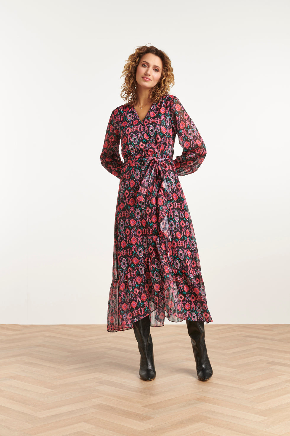 23539 Chiffon Flowy Maxi Jurk Met Riem Met Ornament Print | Blackwhite