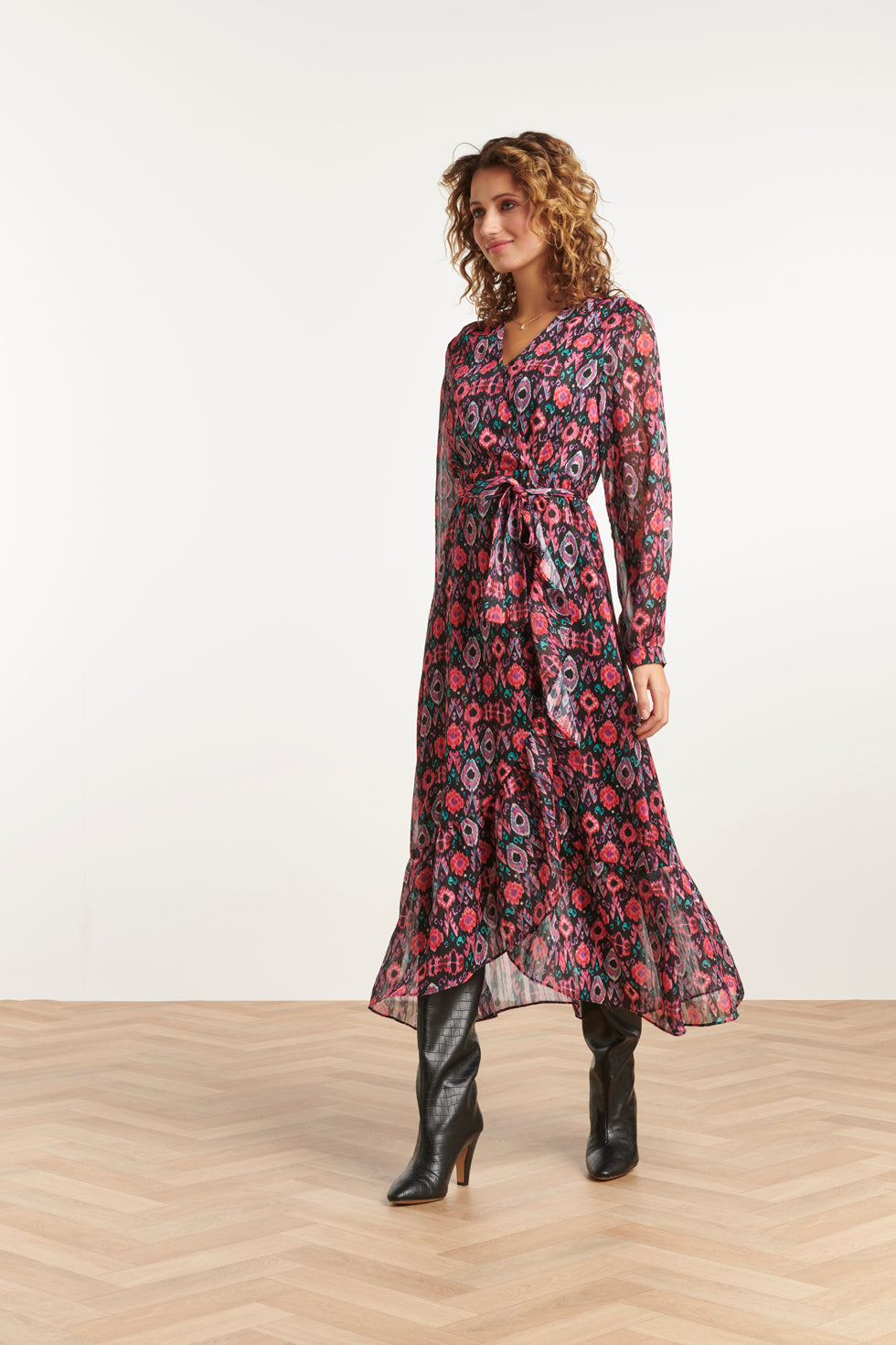 23539 Chiffon Flowy Maxi Jurk Met Riem Met Ornament Print | Blackwhite